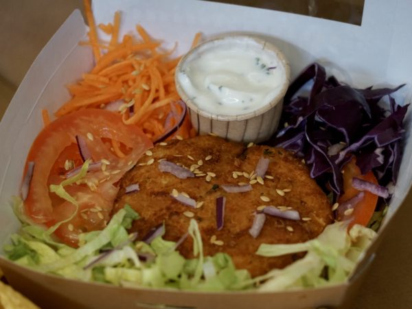 salade végétarienne Layers galette de falafel choux rouge et carotte sauce ranch et vinaigrette curcuma